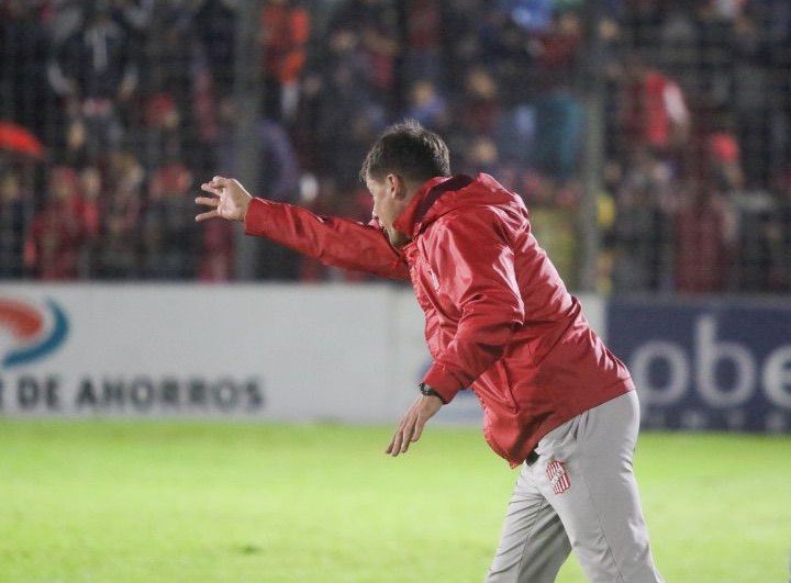 Juan Manuel Cavallo da indicaciones desde el borde del campo con la ropa de San Martín de Tucumán